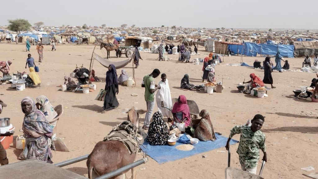 Persoas desprazadas ao fuxir da violencia da guerra no Sudán. (Foto: OMS)