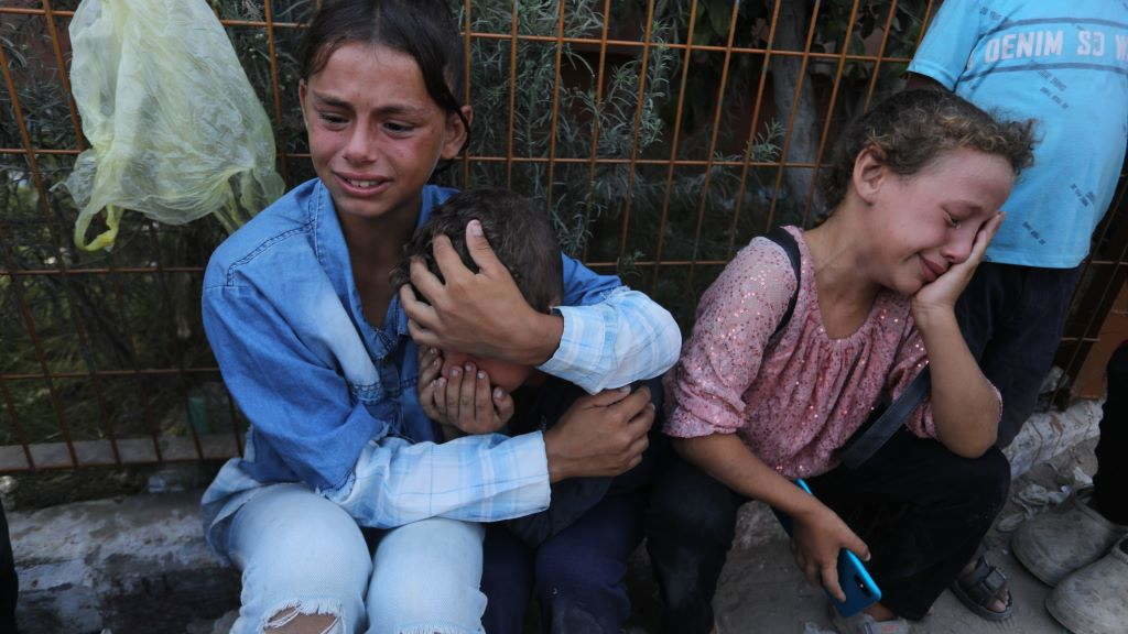 Crianzas palestinas choran as súas perdas tras ataques israelís en Khan Yunis. (Foto: Abed Rahim Khatib / dpa)