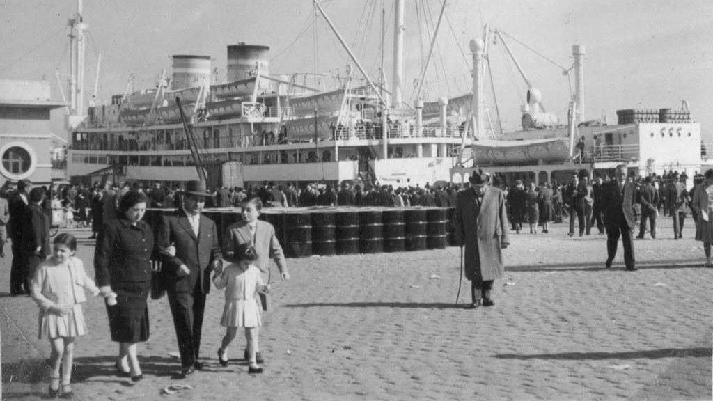 O vapor Juan de Garay no porto da Coruña en 1957. (Foto: Consello da Cultura Galega / Arquivo da Emigración Galega / Comisión Diocesana, Delegación de Lugo)