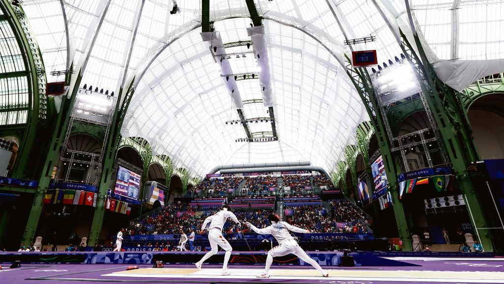 Jie Xu, da China e Blake Broszus, do Canadá, competindo no Grand Palais de París durante os Xogos Olímpicos. (Foto: AFP7 / Europa Press)