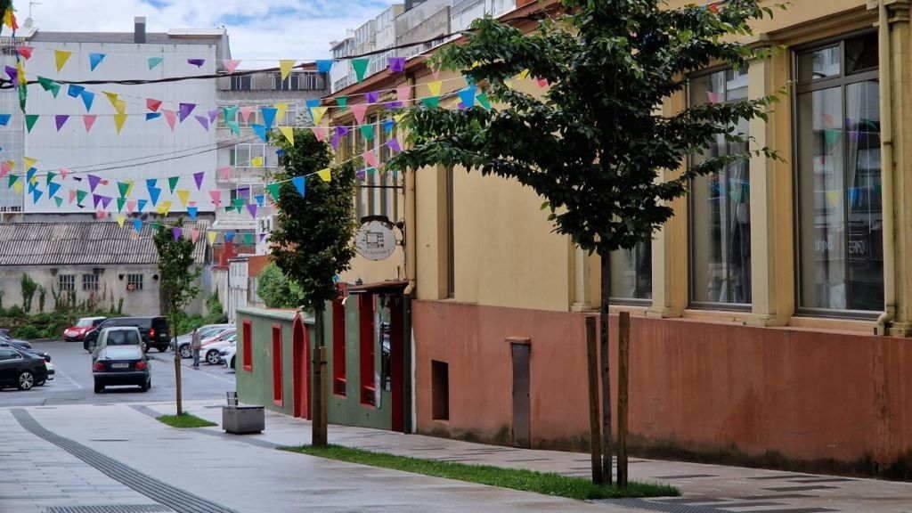 Exemplares de carpe, 'Carpinus betulus ', plantados na contorna urbana de Carballo. (Foto Nós Diario)