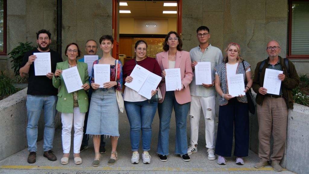 Integrantes do BNG e de Galiza Nova esta terza feira no Parlamento galego. (Foto: Nós Diario)