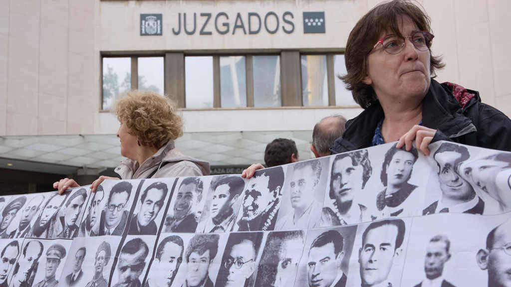 Protesta con imaxes de vítimas da ditadura durante a declaración de Julio Pacheco ante a Xustiza española en setembro de 2023. (Foto: Jesús Hellín / Europa Press)