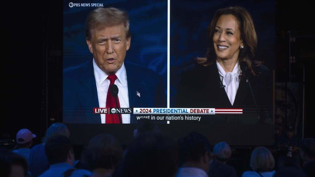 Espectadores seguen o debate presidencial entre Donald Trump e Kamala Harris. (Foto: Europa Press / Contacto / Brian Cahn)