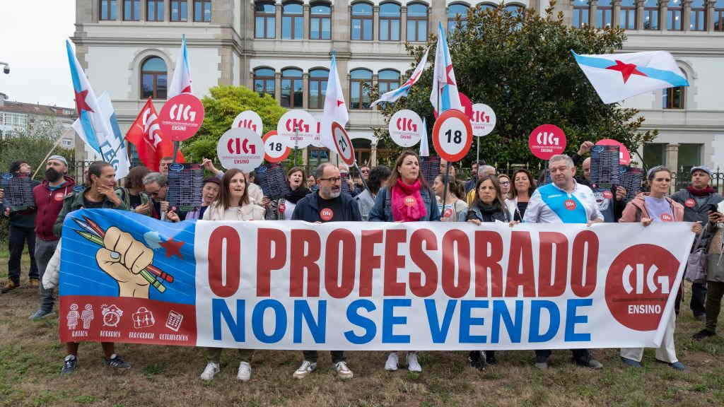 Concentración convocada pola CIG-Ensino contra os recortes diante da Consellaría de Educación. (Foto Arxinaa)