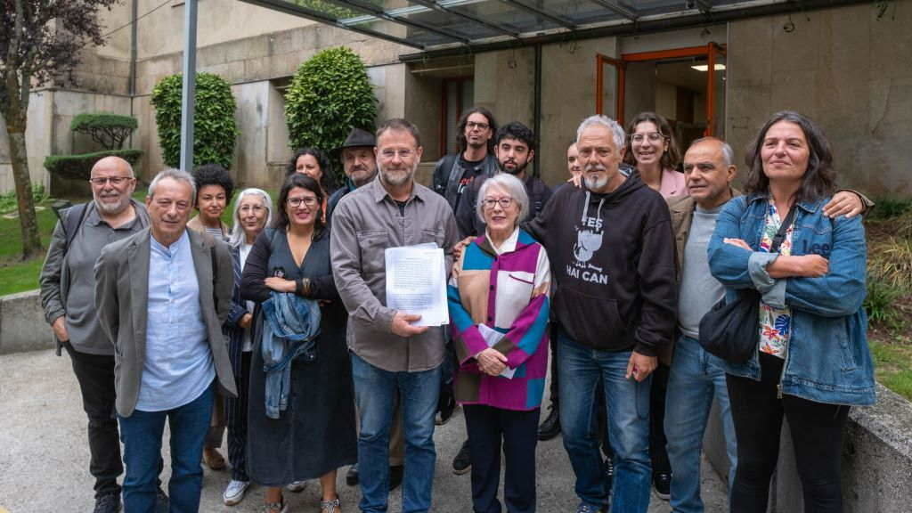 Representantes dunha trintena de entidades e do comité intercentros da CRTVG, nas portas do Parlamento galego. (Foto: Arxina)