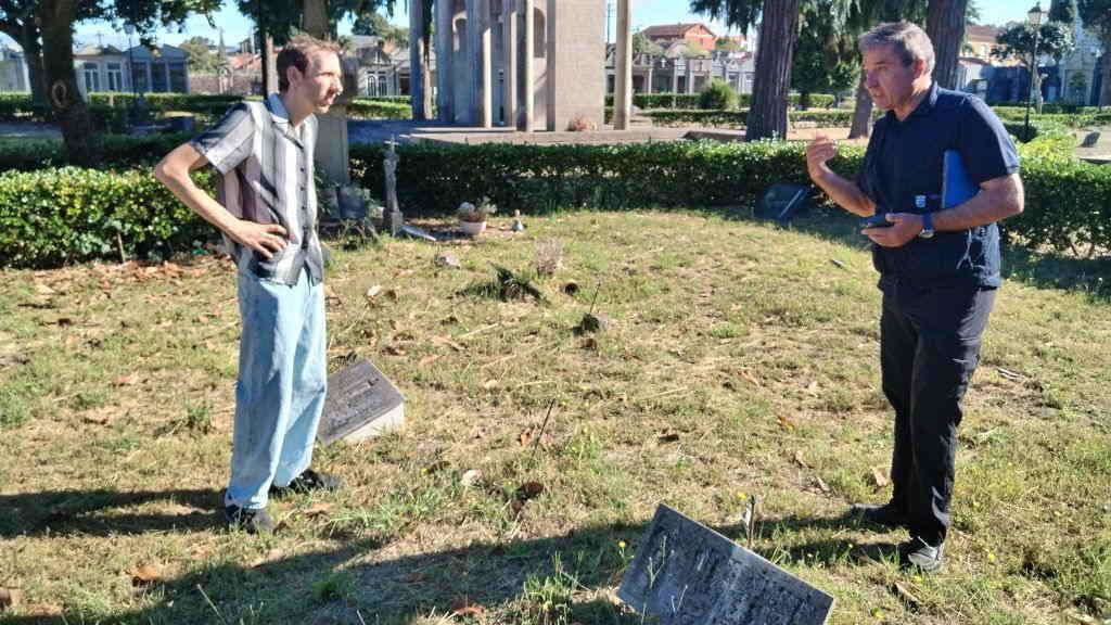 Carlos Acuña, á esquerda da imaxe, fala con Francisco Abuín, no lugar onde foi enterrado Eligio. (Foto: Nós Diario)