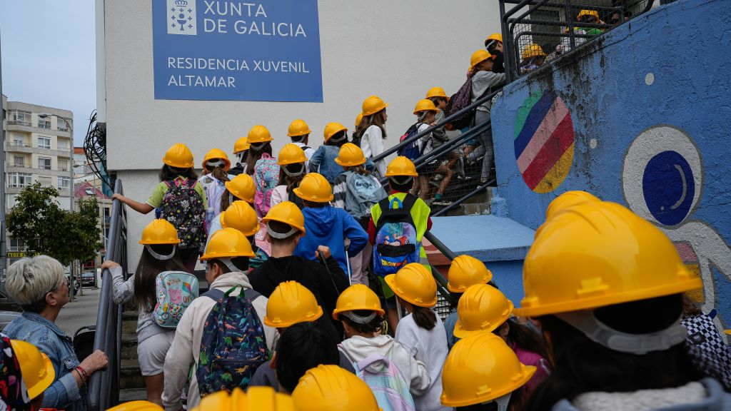 Alumnado do CEIP Altamar entraron con casco á escola. (Foto: Adrián Irago / Europa Press)