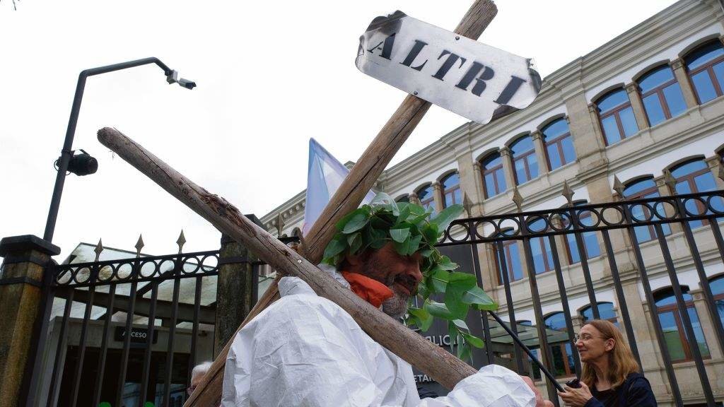 Participante na mobilización contra o proxecto de Altri que rodeou a Xunta da Galiza o passado 30 de xuño. (Foto Arxina)