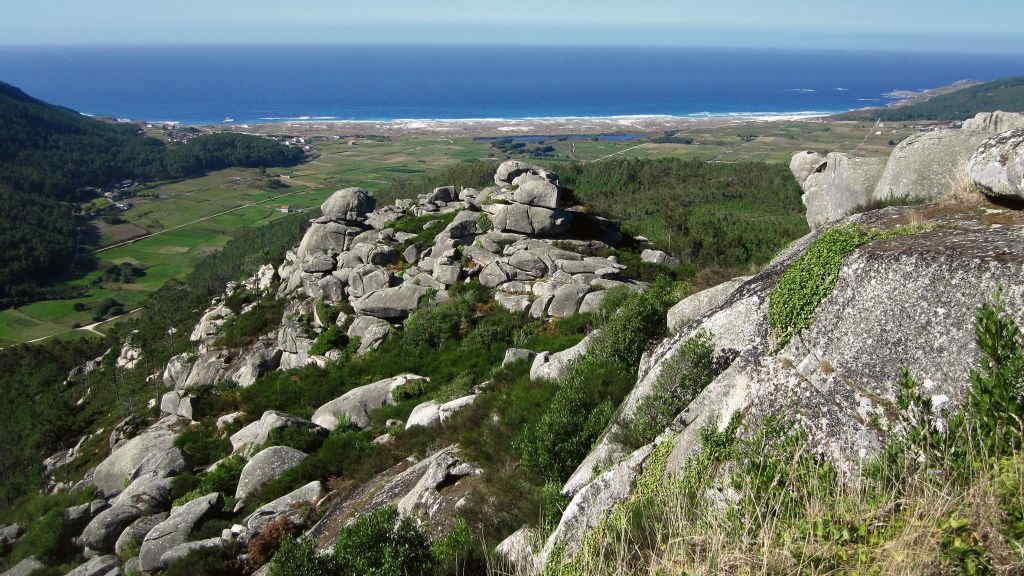 Panorámica de Traba (chaira, lagoa e praia) desde a Torre da Moa.