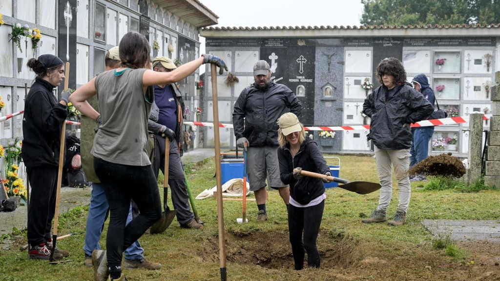 Inicio dos traballos de busca dunha fosa común no cemiterio de Visantoña, en Mesía (comarca de Ordes). (Foto ARMH)