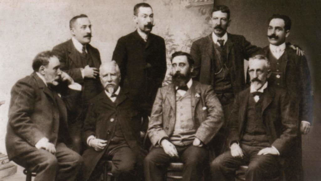 Sentados, de esquerda a dereita, José Ojea, Manuel Murguía, Manuel Curros Enríquez e Andrés Martínez Salazar. De pé, Uxío Carré, Florencio Vaamonde e Francisco Tettamancy. (Foto: RAG)