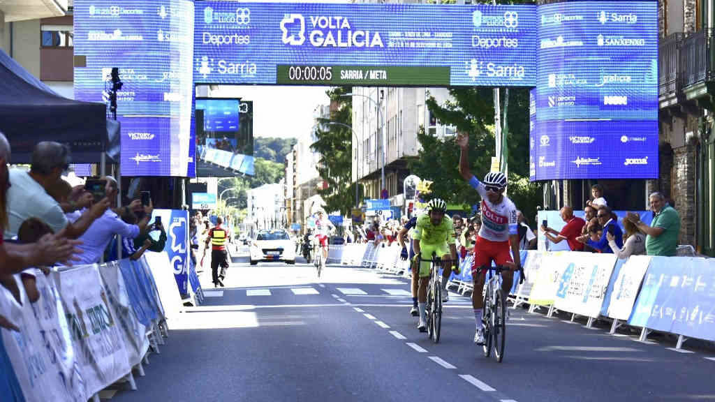 Entrada en meta en Sarria da segunda etapa da Volta á Galiza. (Foto: FCG).