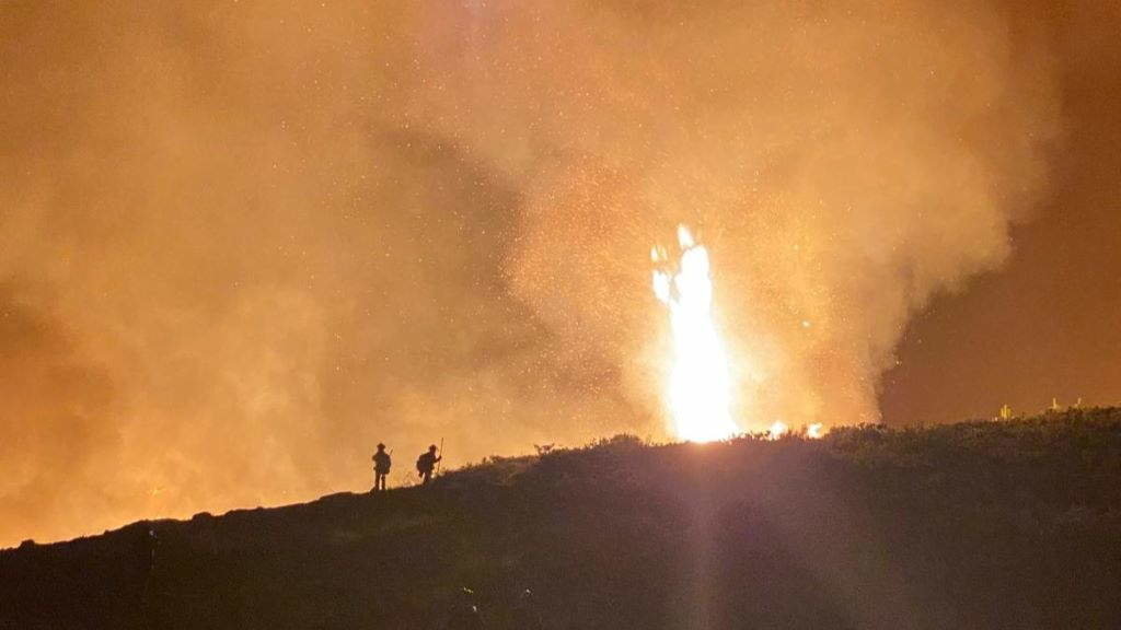 Brigadistas combaten o incendio de Laza, na comarca de Verín, este domingo á noite, 15 de setembro. (Foto @BrifLaza)