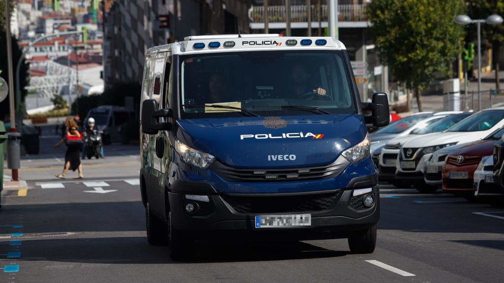 O detido chegou en furgón policial á Cidade da Xustiza de Vigo este domingo. (Foto: PAVI / Europa Press).