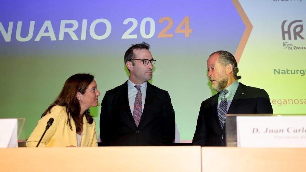 O ministro de Economía, Carlos Cuerpo, xunto á alcadesa da Coruña, Inés Rei, e o presidente de Abanca, Juan Carlos Escotet este 16 de setembro na Coruña. (Foto: M. Dylan / Europa Press)