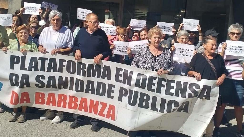 Concentración ante o Hospital do Barbanza, en Ribeira, esta segunda feira. (Foto: Nós Diario)