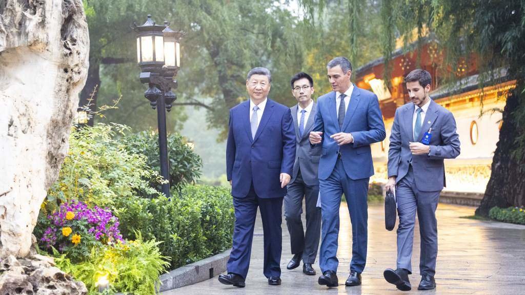 O presidente chinés, Xi Jinping, e o seu homólogo español, Pedro Sánchez, o pasado 9 de setembro en Beijing. (Foto: Huang Jingwen / Xinhua News / ContactoPhoto)