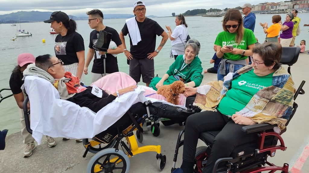 Persdoas socias da Asociación galega de ELA durante unha xornada solidaria o pasado mes de xullo en Cangas, no Morrazo (Foto: Agaela)