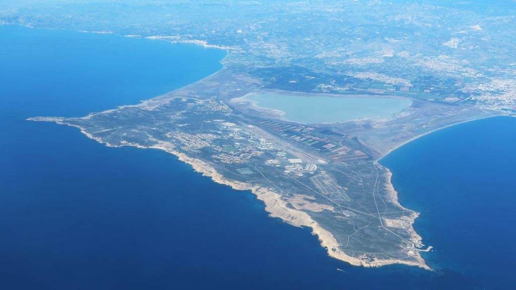 Vista aérea da península de Akrotiri, co lago salgado de Limassol ao oeste da ciudad de Limassol, Chipre. (Foto Stewart)