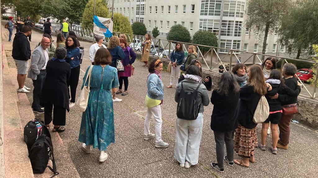 Concentración de apoio a Hadriana Ordóñez diante dos xulgados de Compostela este 18 de setembro. (Foto Nós Diario)