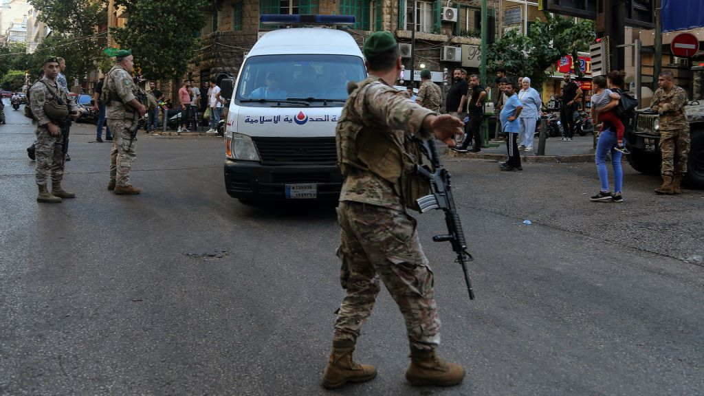 Soldados do exército libanés aseguran o paso dunha ambulancia cara ao hospital da Universidade Americana esta terza feira. (Foto: Marwan Naamani / dpa)