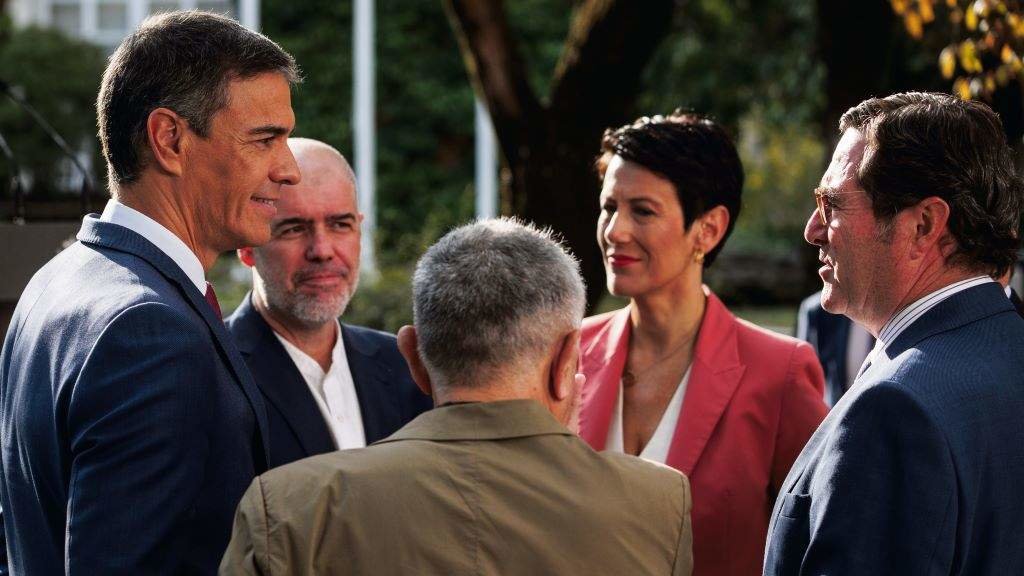 Pedro Sánchez, Unai Sordo, Pepe Álvarez, Elma Saiz e Antonio Garamendi, esta cuarta feira na sinatura do acordo sobre pensións na Moncloa. (Foto: Alejandro Martínez Vélez / Europa Press)