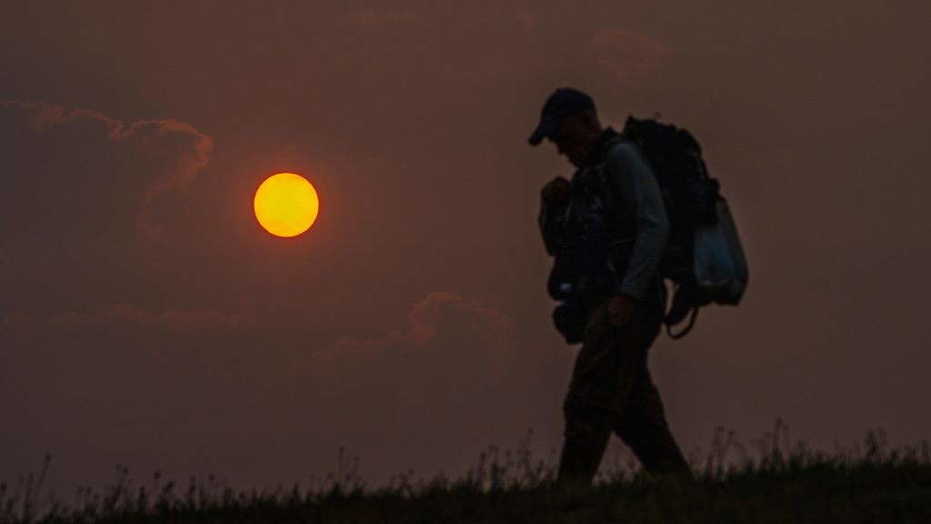 Un peregrino camiña durante a saída do sol no Monte do Gozo (Compostela) este 19 de setembro. (Foto: Álvaro Ballesteros / Europa Press)