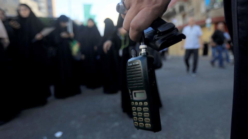 Un home sostén en Beirut un 'walkie-talkie' co logotipo da firma xaponesa Icom. (Foto: Europa Press / Contacto / Bilal Jawic)