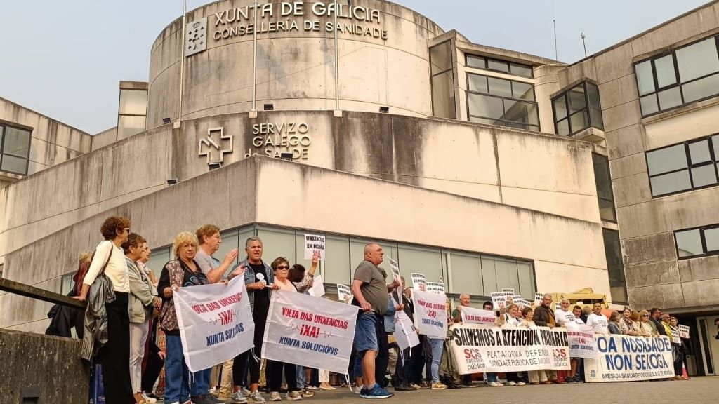 Protesta da veciñanza de Moaña (O Morrazo) ante a Consellaría de Sanidade en Compostela. (Foto: Nós Diario)