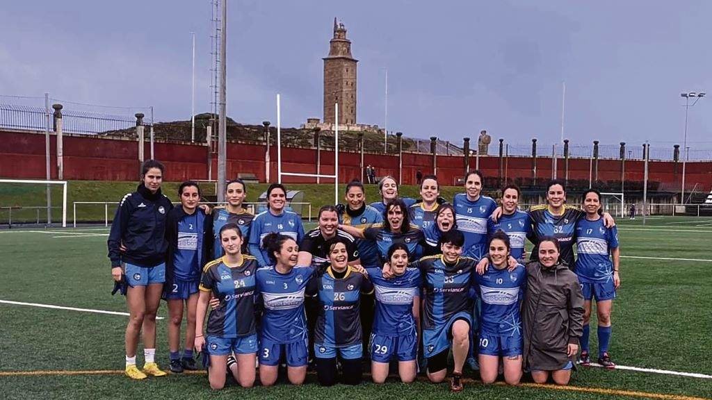 As xogadoras do Turonia e o Fillas de Breogán despois dun partido na Coruña. (Foto: Nós Diario)