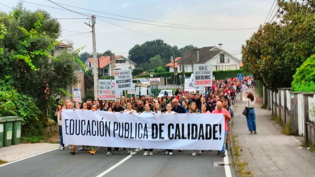 Cabeceira da protesta da comunidade docente de Ventín (Ames, comarca de Compostela) este 20 de setembro. (Foto Nós Diario)