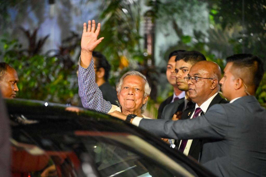 O premio Nobel Muhammad Yunus (no centro) sae da súa residencia o pasado agosto para asumir a presidencia dun goberno interino. (Foto: Abu Sufian Jewel / Zuma Press Wire / dpa)