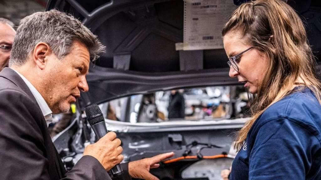 O ministro de Economía de Alemaña, Robert Habeck, esta sexta feira nunha visita á factoría de Volkswagen en Emden. (Foto: Bundesministerium für Wirtschaft und Klimaschutz)