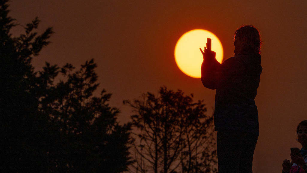 salida del sol en el Monte do Gozo en Santiago, sobre las 9:00 de la mañana,  teñido de rojo por el humo que llega a Galicia desde los incendios del norte de Portugal