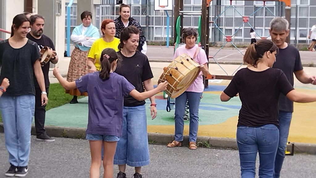 Alumnado de Escolas da Terra durante a celebración dun fin de curso. (Foto: Escolas da Terra)