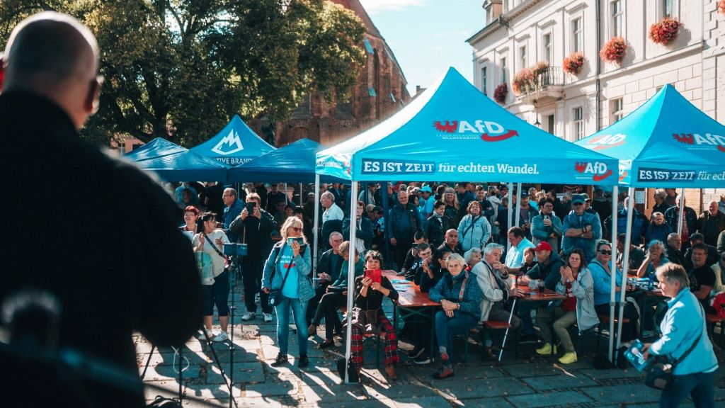 Seguidores de extrema dereita de Alternativa por Alemaña (AfD) nun mítin o pasado 15 de setembro en Brandeburgo, Alemaña. (Foto: AFD Brandenburg)