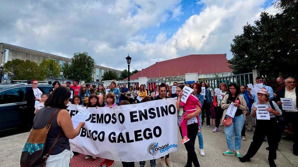 Protesta ás portas do CEIP Pedrouzos de Brión, esta segunda feira. (Foto: Anpa Andaravía do CEIP Pedrouzos)