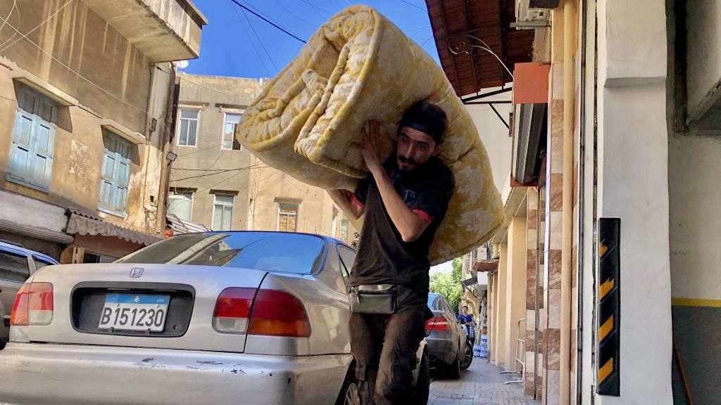 Un home transporta un colchón para persoas desprazadas en Beirut, capital do Líbano. (Foto: Europa Press / Contacto / Bilal Jawich)