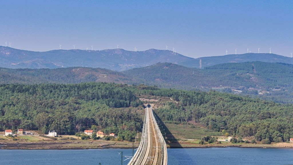 Camiños de ferro sobre a ría de Arousa. (Foto: J.J. Martínez)