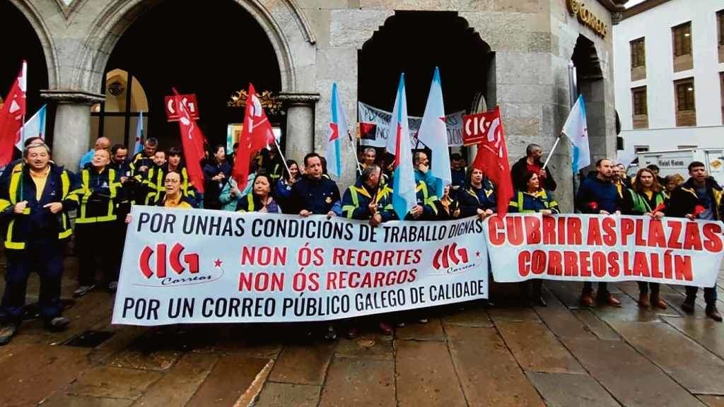 Protesta do persoal de Correos de Lalín e Compostela, esta terza feira. (Foto: Nós Diario)