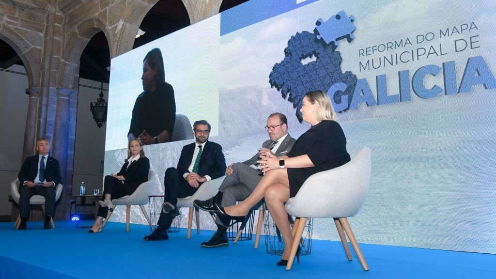 O conselleiro de Presidencia, Diego Calvo, no centro, na presentación do estudo 'Reforma do mapa municipal da Galiza' o 19 de setembro. (Foto: Xunta da Galiza / Europa Press)