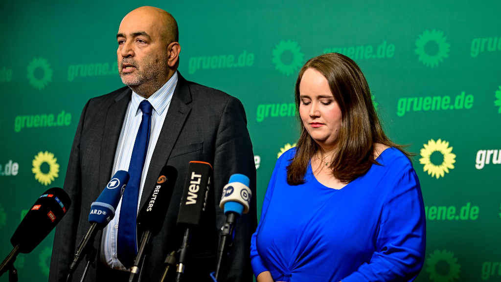 Omid Nouripour e Ricarda Lang, líderes dos Verdes alemáns, a cuarta feira en Berlín ao anunciar a dimisión conxunta de toda a dirección. (Foto Fabian Sommer / DPA vía Europa Press)