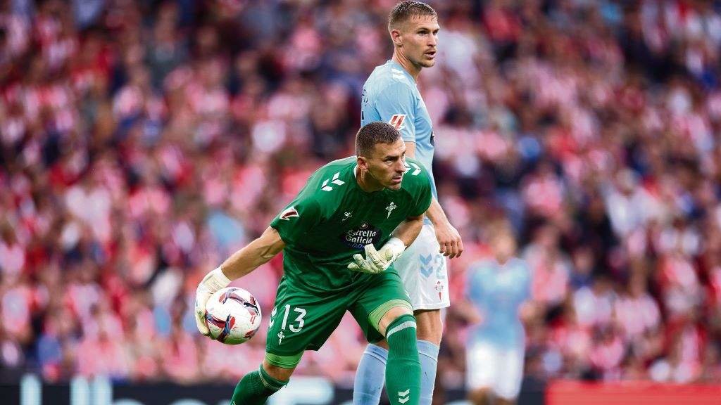 Vicente Guaita e Carl Starfelt no partido do domingo en Bilbo. (Foto: AFP7 / Europa Press)