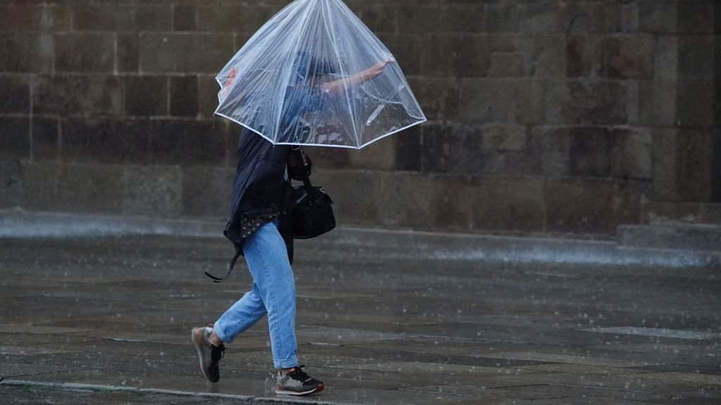 Temporal de chuvia en Compostela. (Foto: Álvaro Ballesteros / Europa Press)