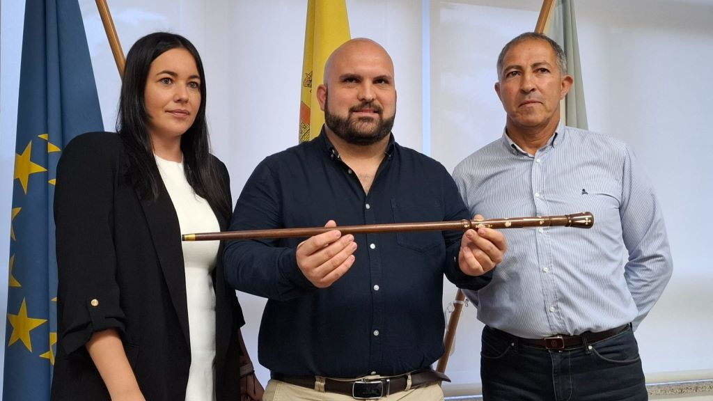 Pablo Barcia, no centro, co bastón de mando do Concello de Mondariz (O Condado). (Foto: PP de Pontevedra)