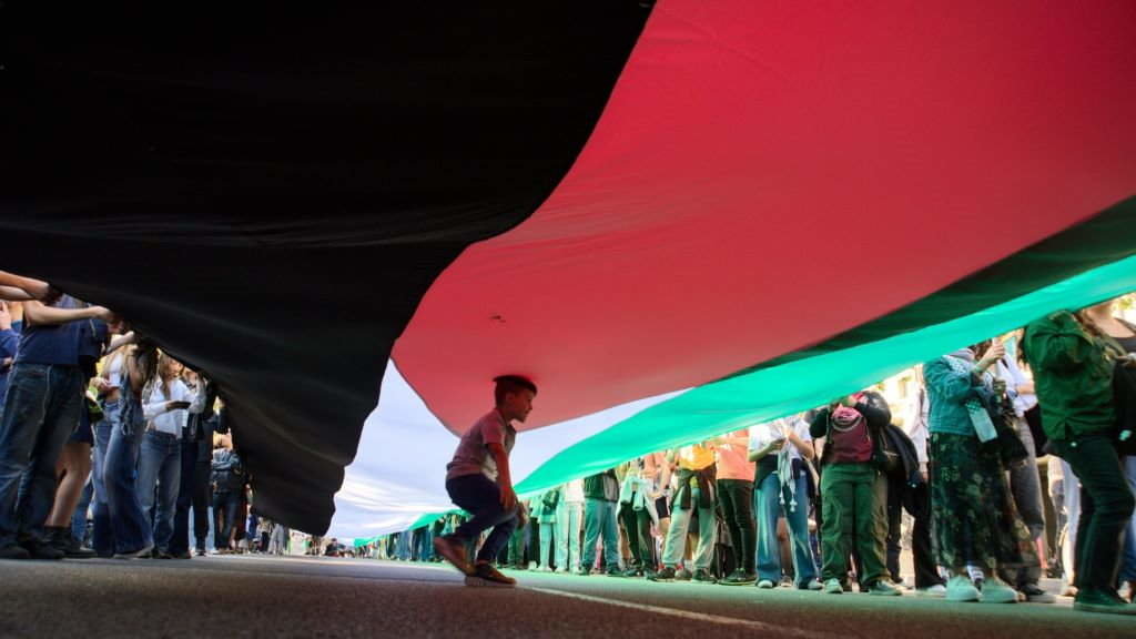 A bandeira de palestina no centro dunha manifestación contra o xenocidio en Gaza o pasado mes de maio en Barcelona. (Foto: Alberto Paredes Europa Press)