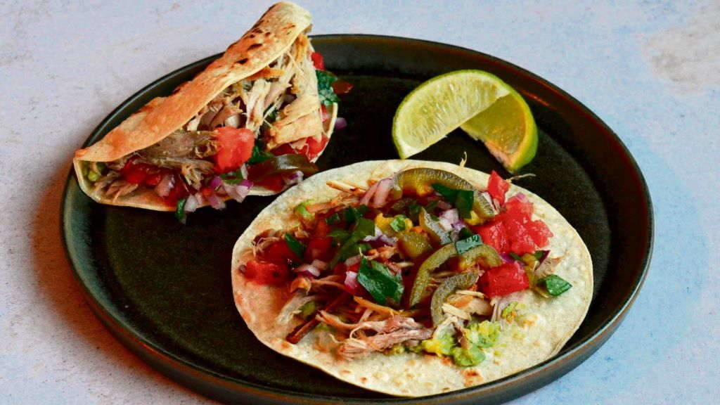 Tacos de lacón con pico de galo.