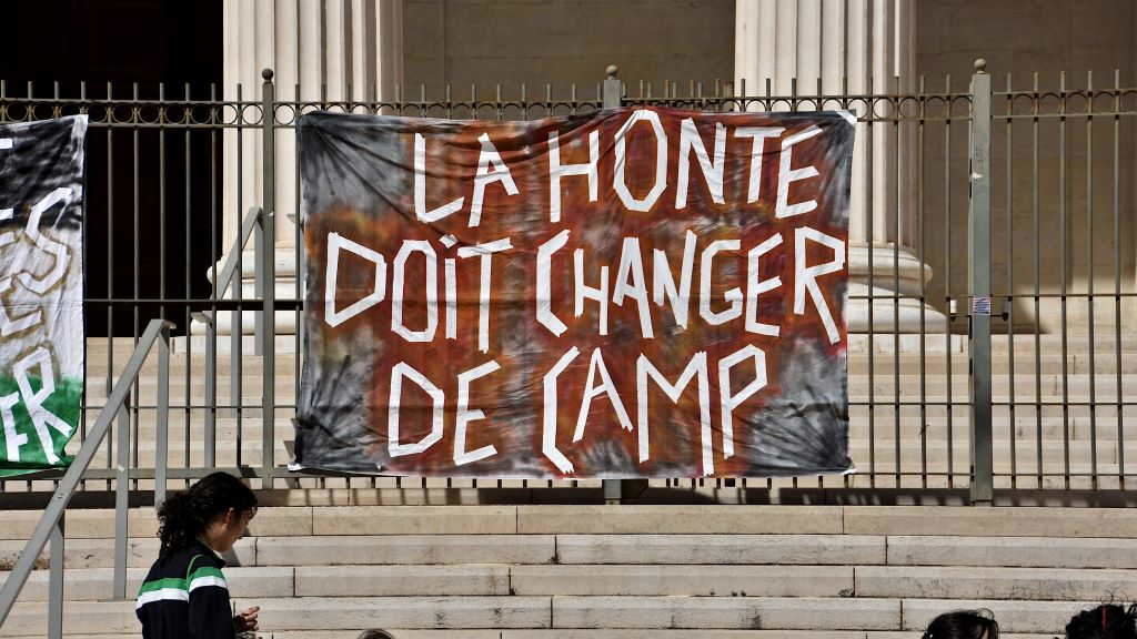 'A vergonza debe cambiar de bando', di esta pancarta de protesta en Francia polo caso Pelicot. (Foto Europa Press  Contacto  Gerard Bottino)