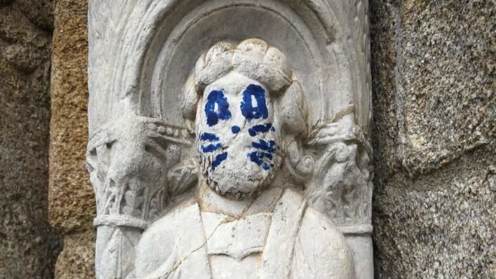 Acto vandálico nunha escultura da fachada de Praterías da Catedral de Santiago. (Foto Europa Press)